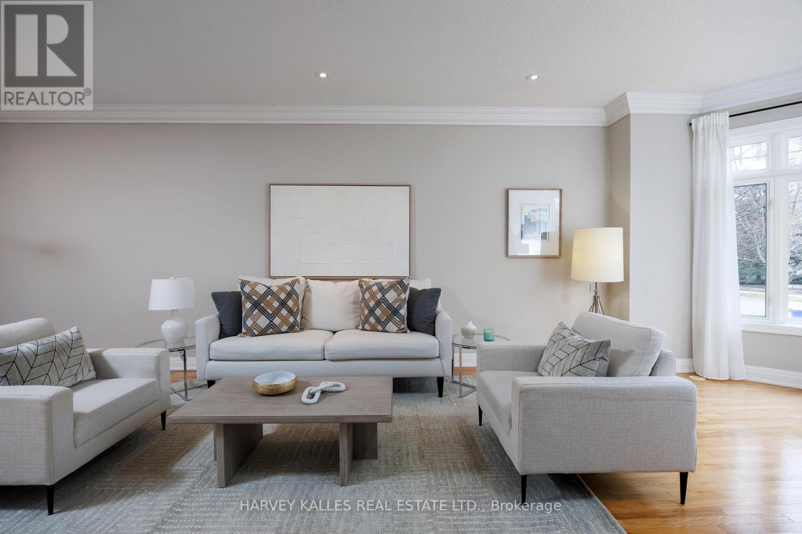 157 St Lawrence Drive, Mississauga (Port Credit), Ontario  L5G 4V2 - Photo 5 - W12859232