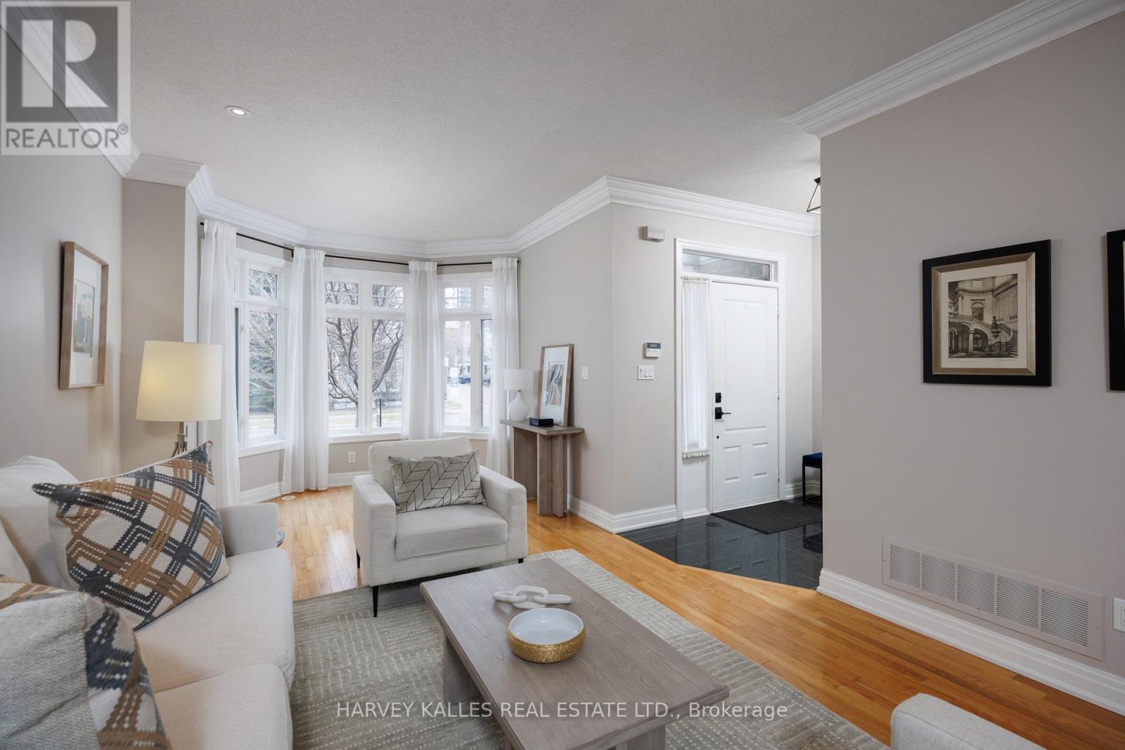 157 St Lawrence Drive, Mississauga (Port Credit), Ontario  L5G 4V2 - Photo 7 - W12859232