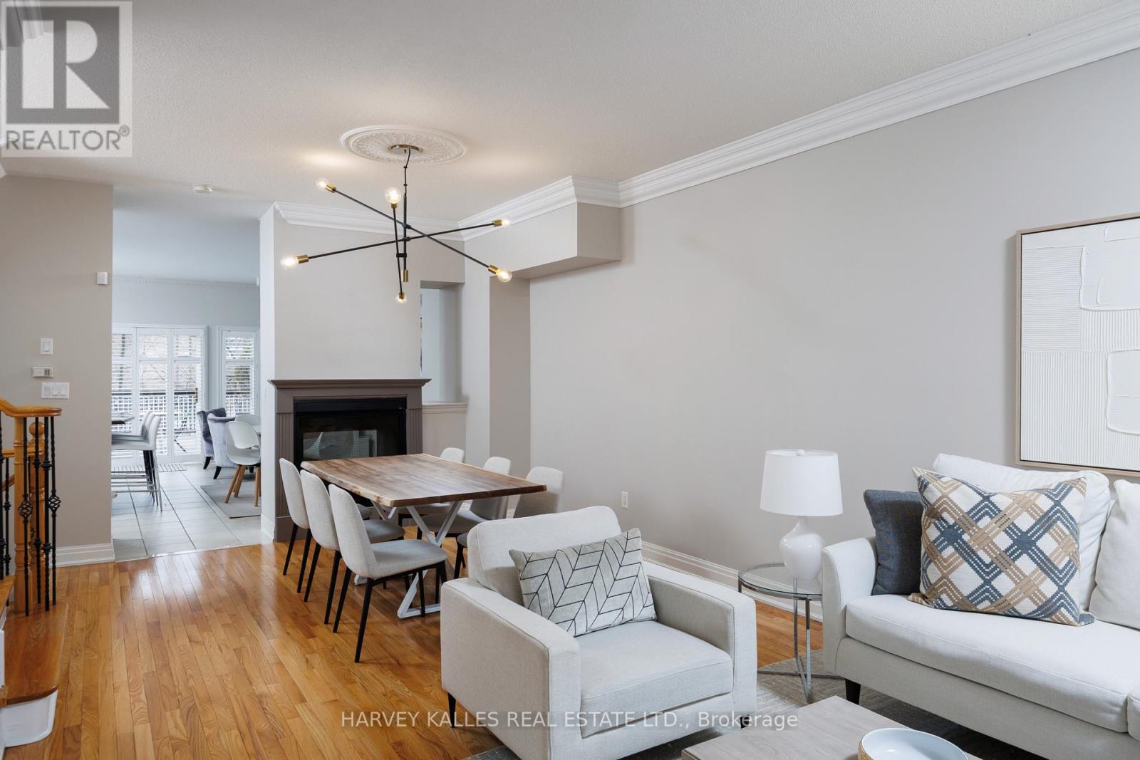 157 St Lawrence Drive, Mississauga (Port Credit), Ontario  L5G 4V2 - Photo 9 - W12859232