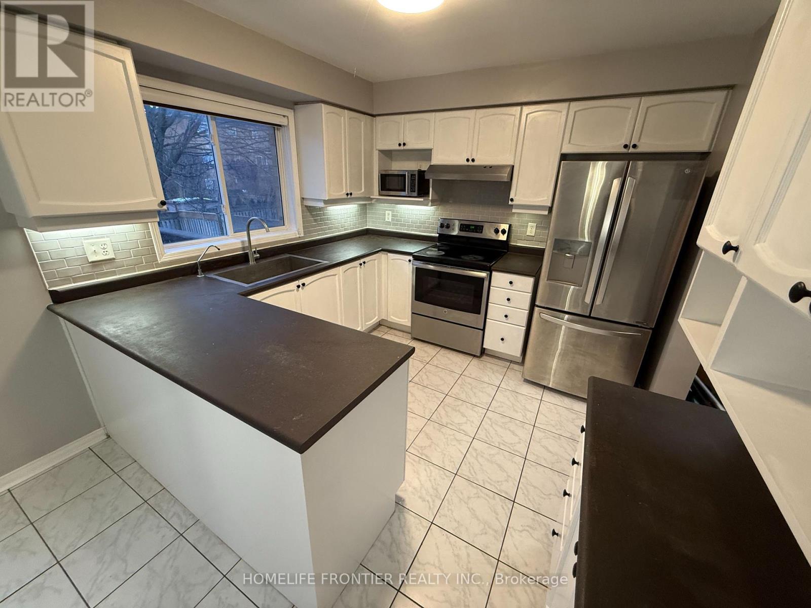 2494 Gill Crescent, Oakville (Ro River Oaks), Ontario  L6H 6P4 - Photo 3 - W12849192