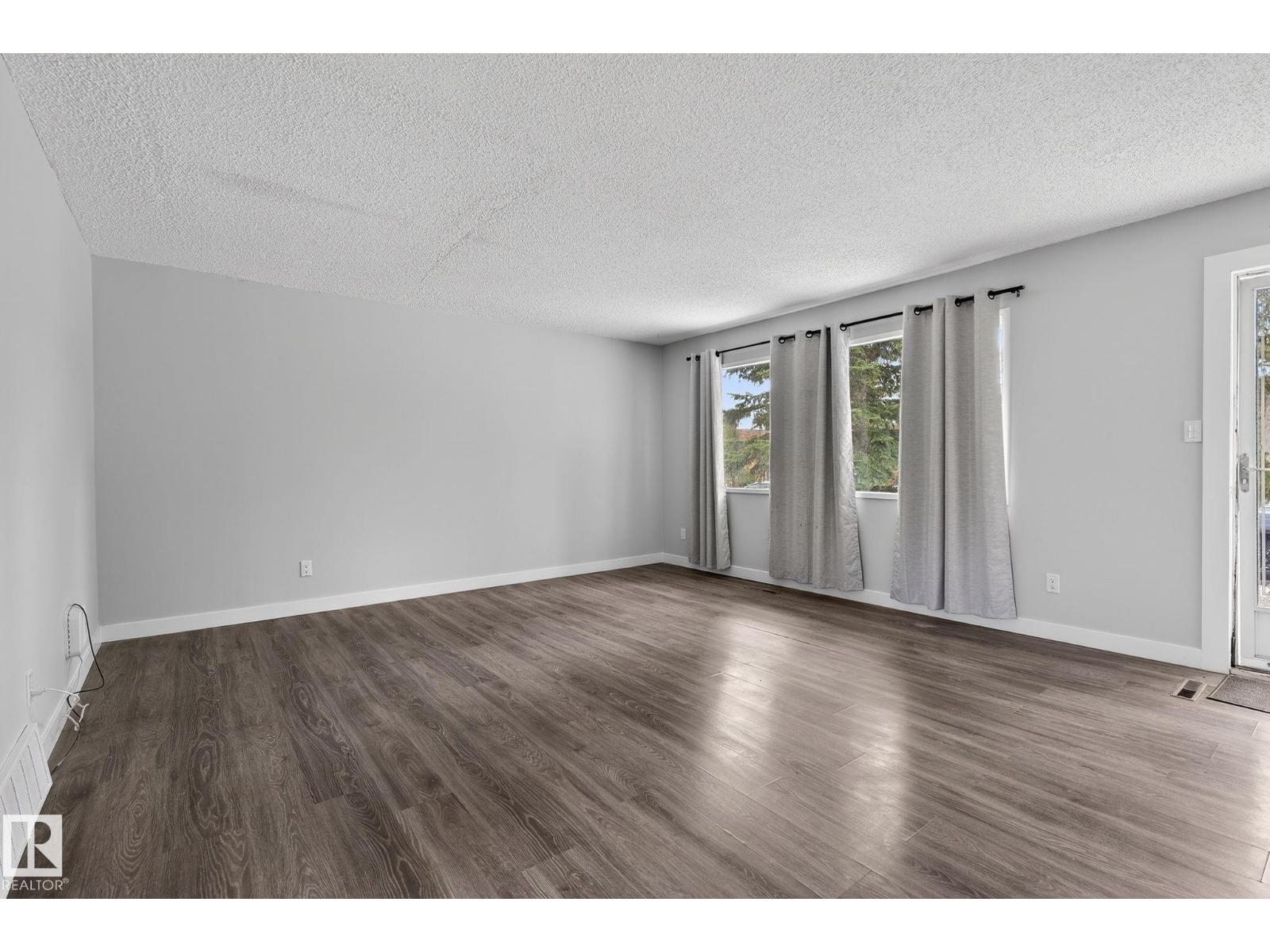 6714 149 Av Nw, Edmonton, Alberta T5C 2V2 - Photo 2 - E4476534