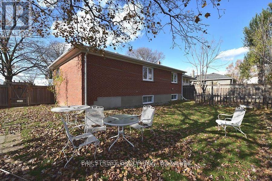 Upper - 110 Acton Avenue, Toronto, Ontario  M3H 4H3 - Photo 12 - C12859328