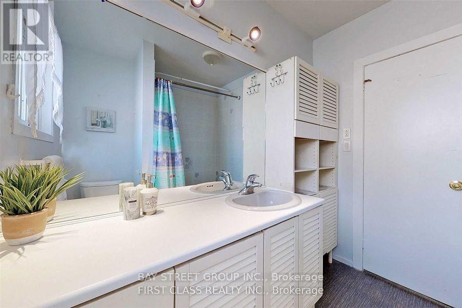 Upper - 110 Acton Avenue, Toronto, Ontario  M3H 4H3 - Photo 7 - C12859328