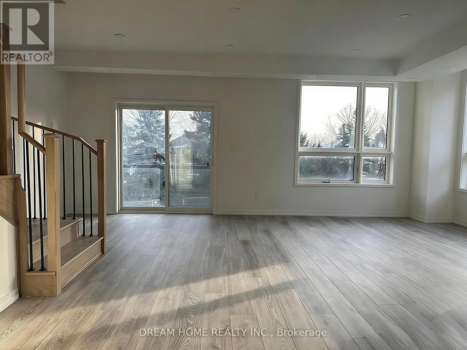 12 - 22 LYTHAM GREEN CIRCLE, Newmarket, Ontario