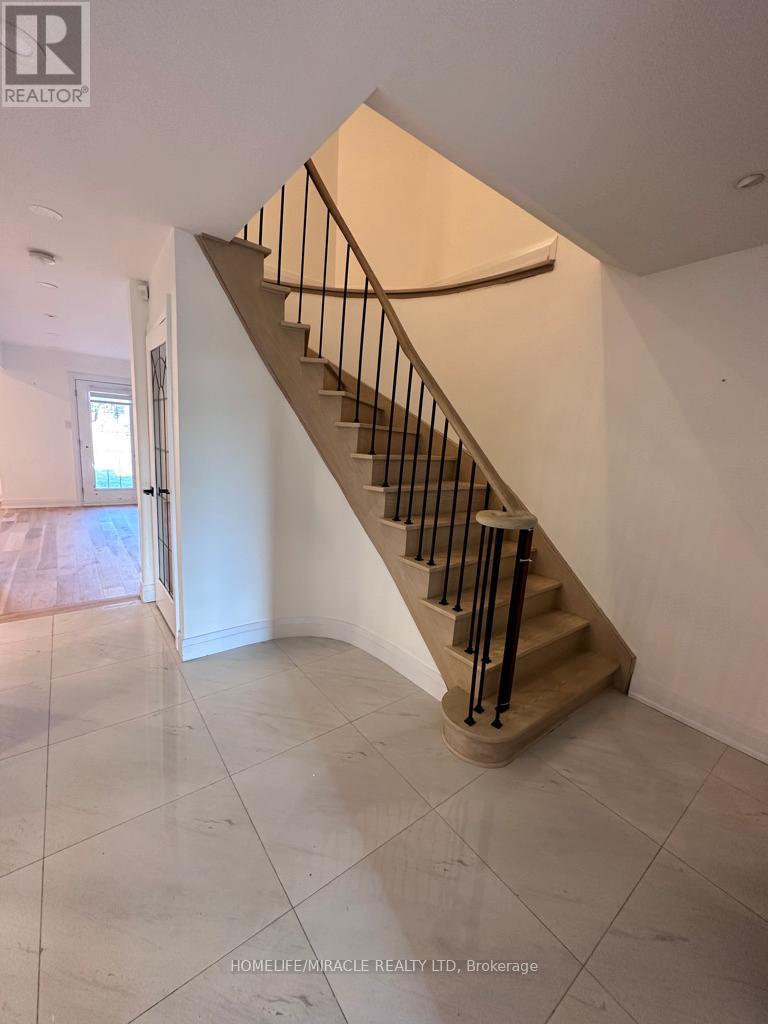 41 Fallen Oak Court, Brampton, Ontario  L6Y 3T6 - Photo 4 - W12859312