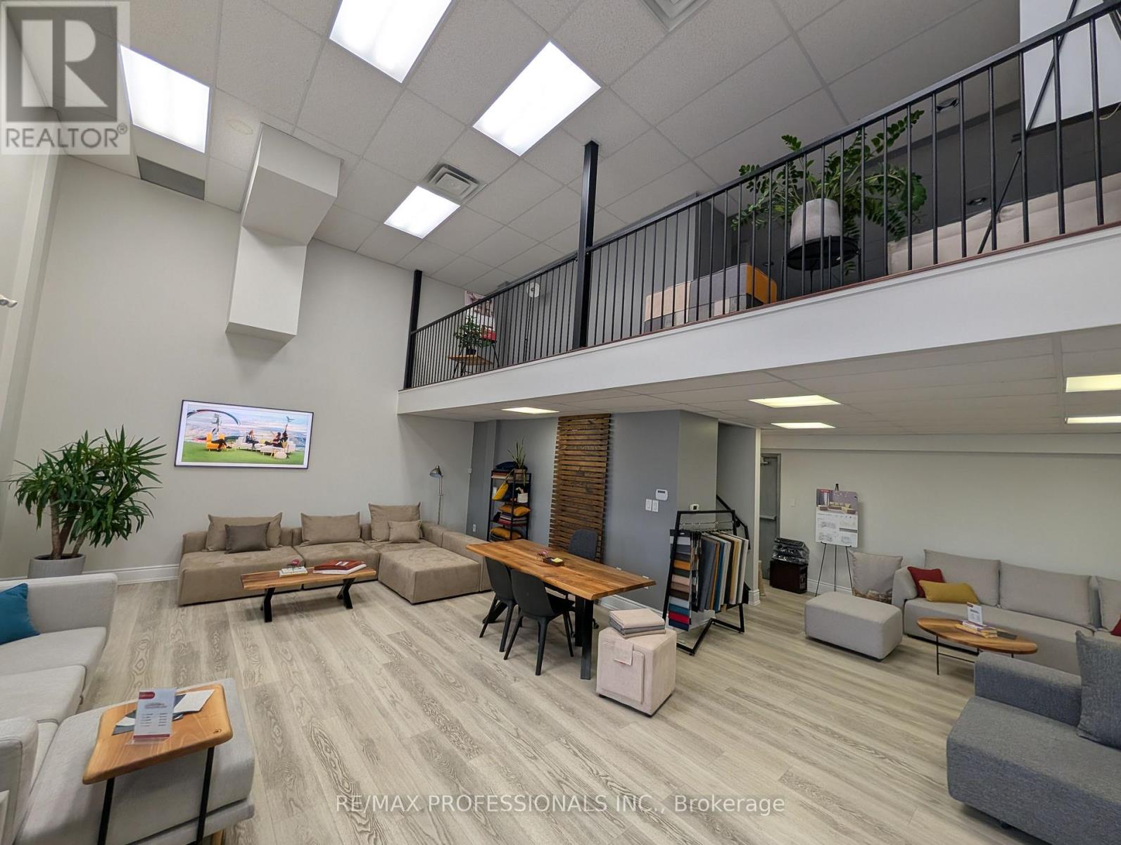 C - 1571 THE QUEENSWAY AVENUE, Toronto, Ontario