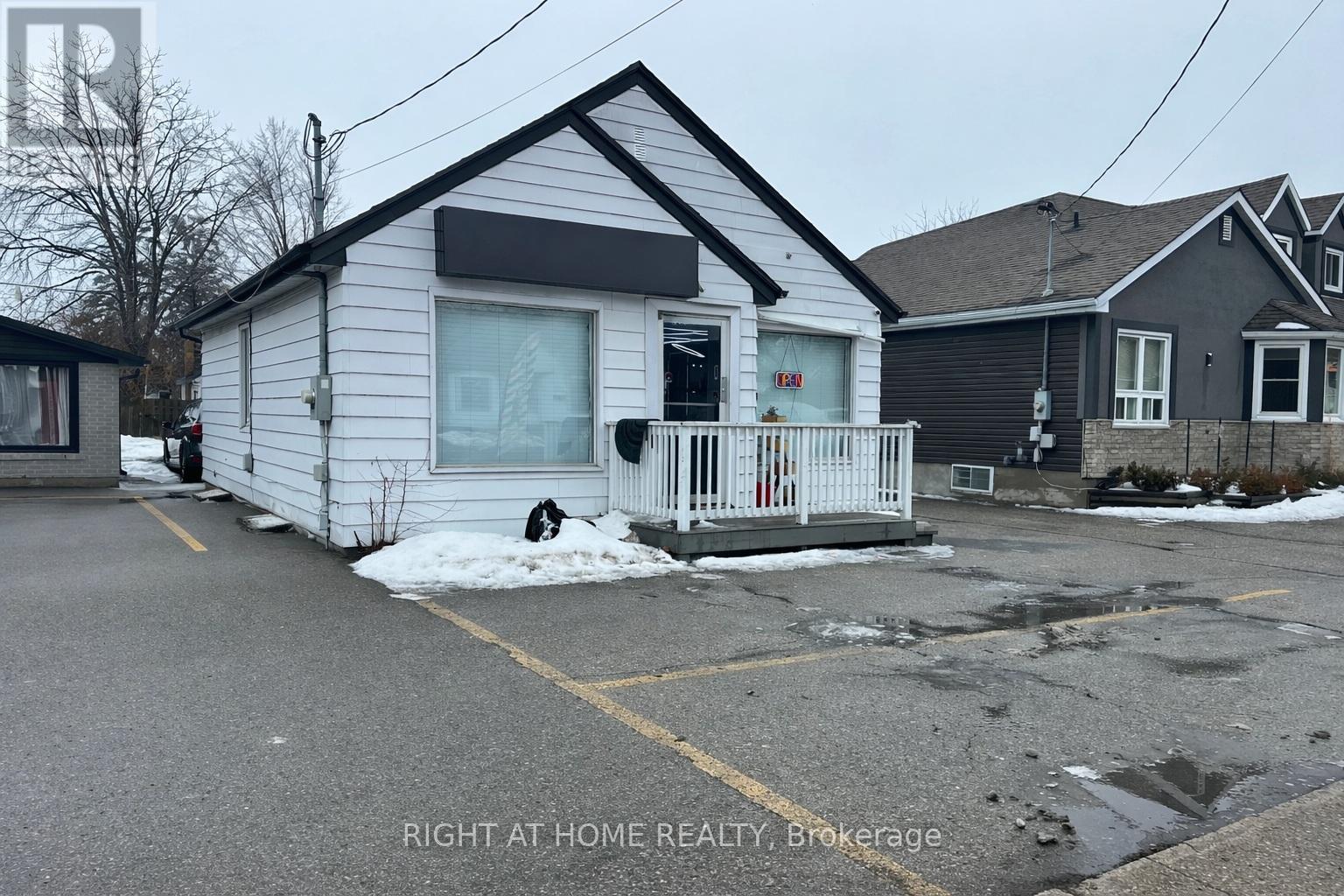 36 Charing Cross Street, Brantford, Ontario  N3R 2H2 - Photo 4 - X12850628