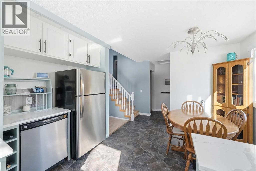 447 Berkley Crescent Nw, Calgary, Alberta  T3K 1A9 - Photo 10 - A2285083