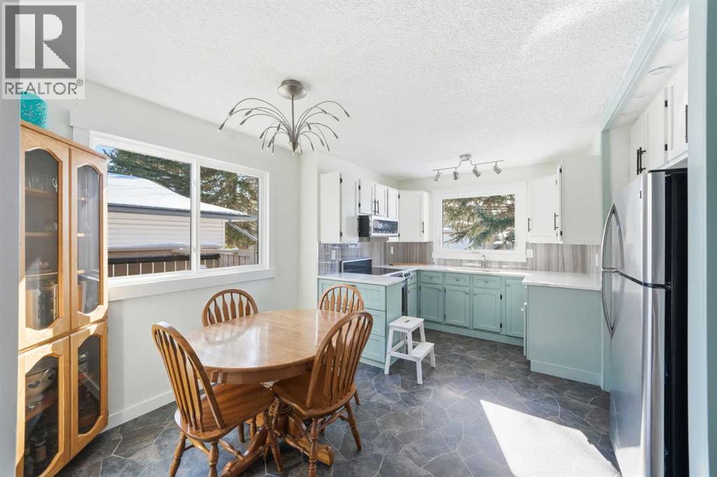 447 Berkley Crescent Nw, Calgary, Alberta  T3K 1A9 - Photo 8 - A2285083