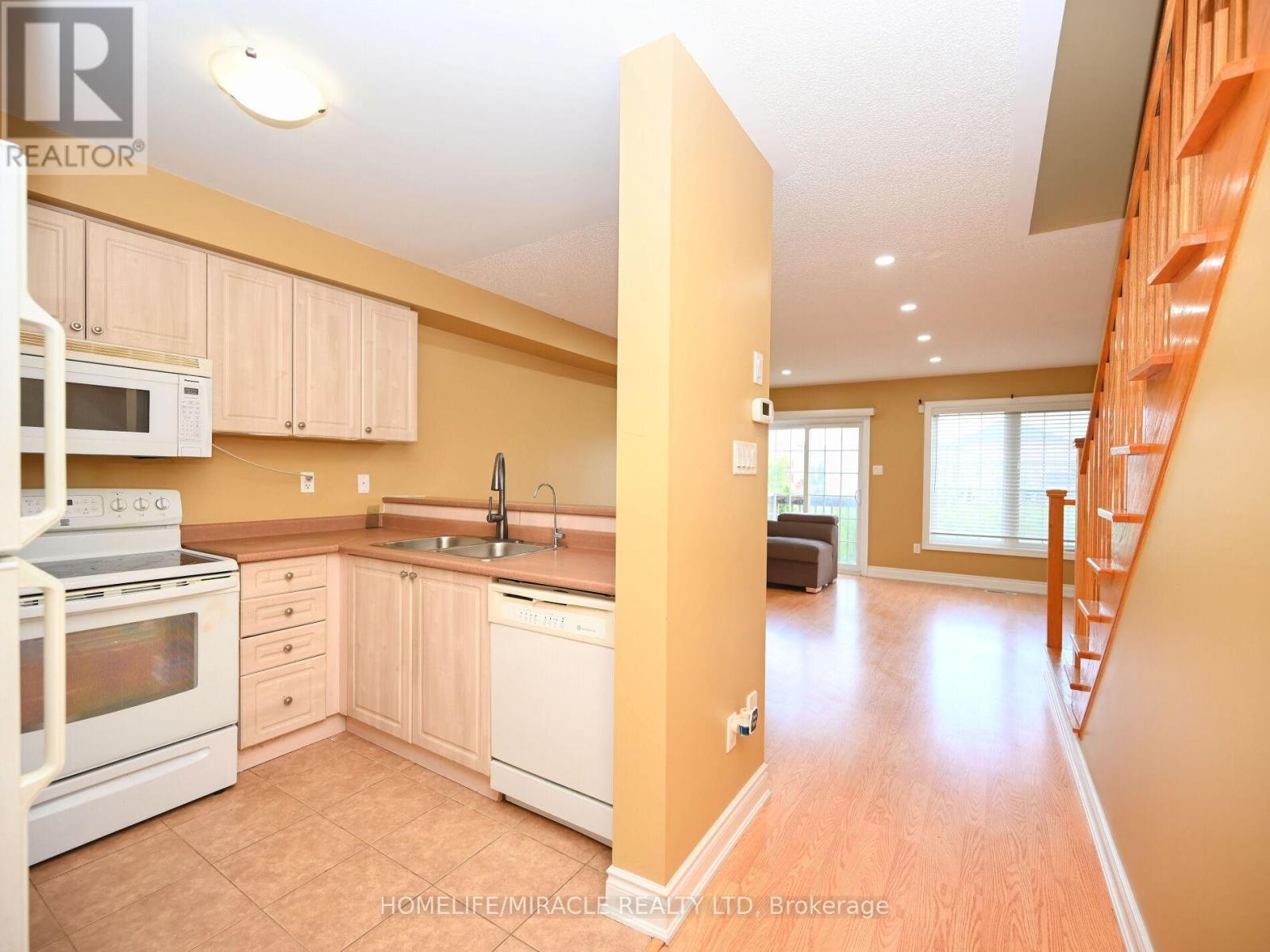 81 Cedarbrook Road, Brampton (Sandringham-Wellington), Ontario  L6R 0W5 - Photo 3 - W12859432