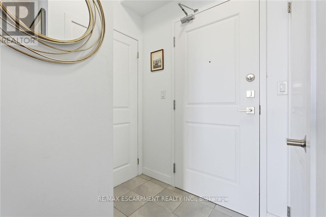 228 - 35 Southshore Crescent, Hamilton (Lakeshore), Ontario  L8E 0J2 - Photo 4 - X12859394