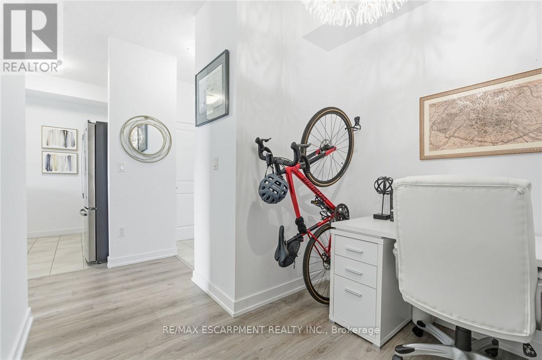 228 - 35 Southshore Crescent, Hamilton (Lakeshore), Ontario  L8E 0J2 - Photo 5 - X12859394