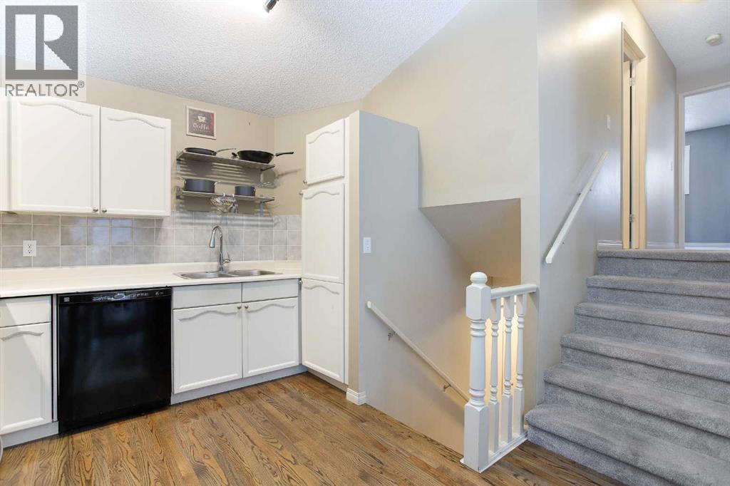 28 Cedardale Road Sw, Calgary, Alberta T2W 5G5 - Photo 7 - A2285629