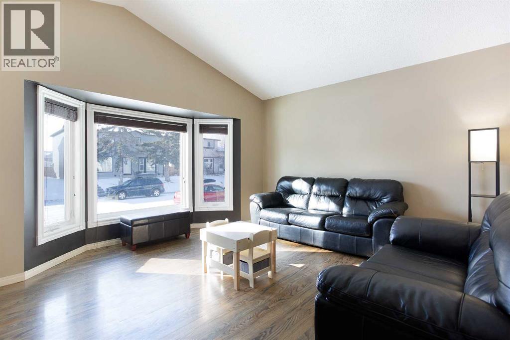 28 Cedardale Road Sw, Calgary, Alberta T2W 5G5 - Photo 3 - A2285629