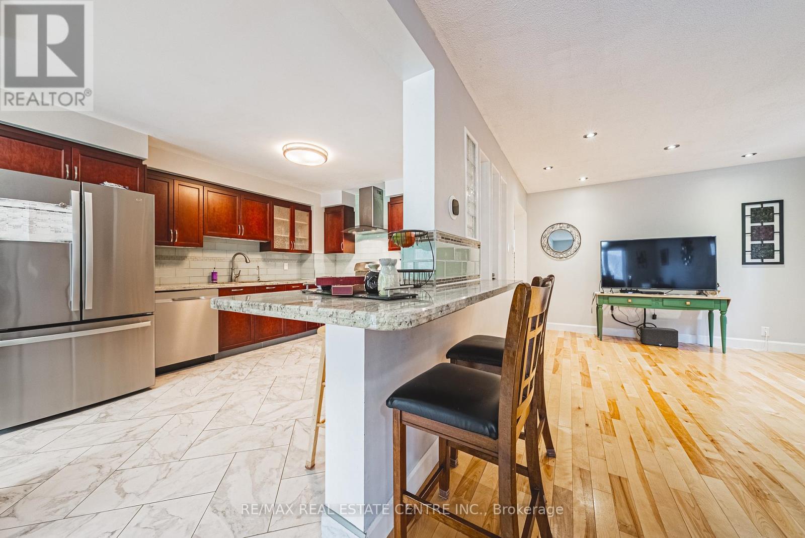 4322 Waterford Crescent, Mississauga (Hurontario), Ontario  L5R 2B3 - Photo 13 - W12858522