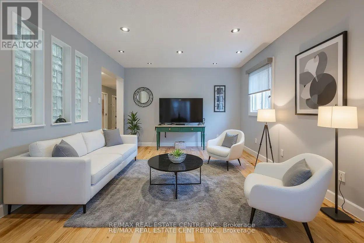 4322 Waterford Crescent, Mississauga (Hurontario), Ontario  L5R 2B3 - Photo 10 - W12858522