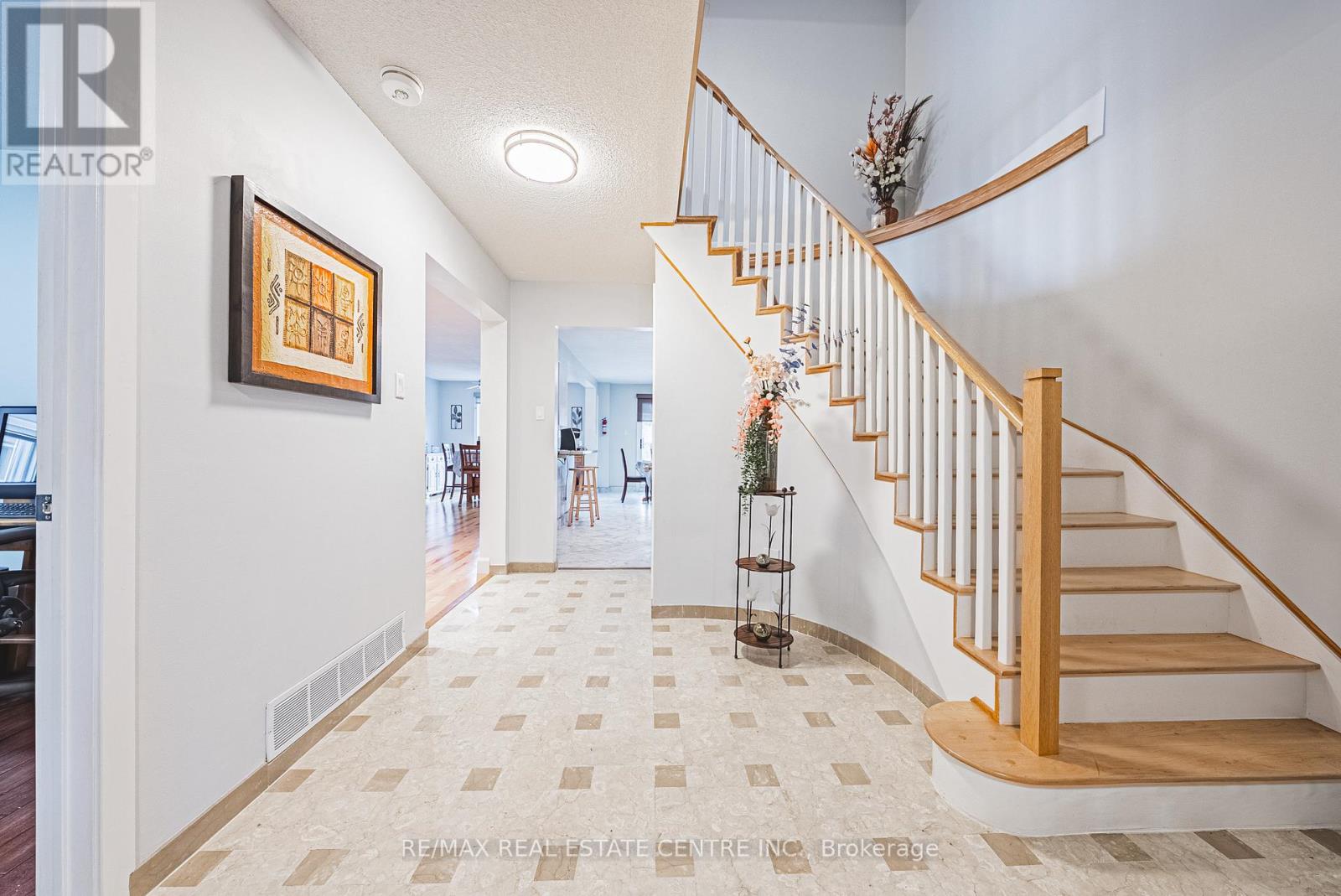 4322 Waterford Crescent, Mississauga (Hurontario), Ontario  L5R 2B3 - Photo 5 - W12858522