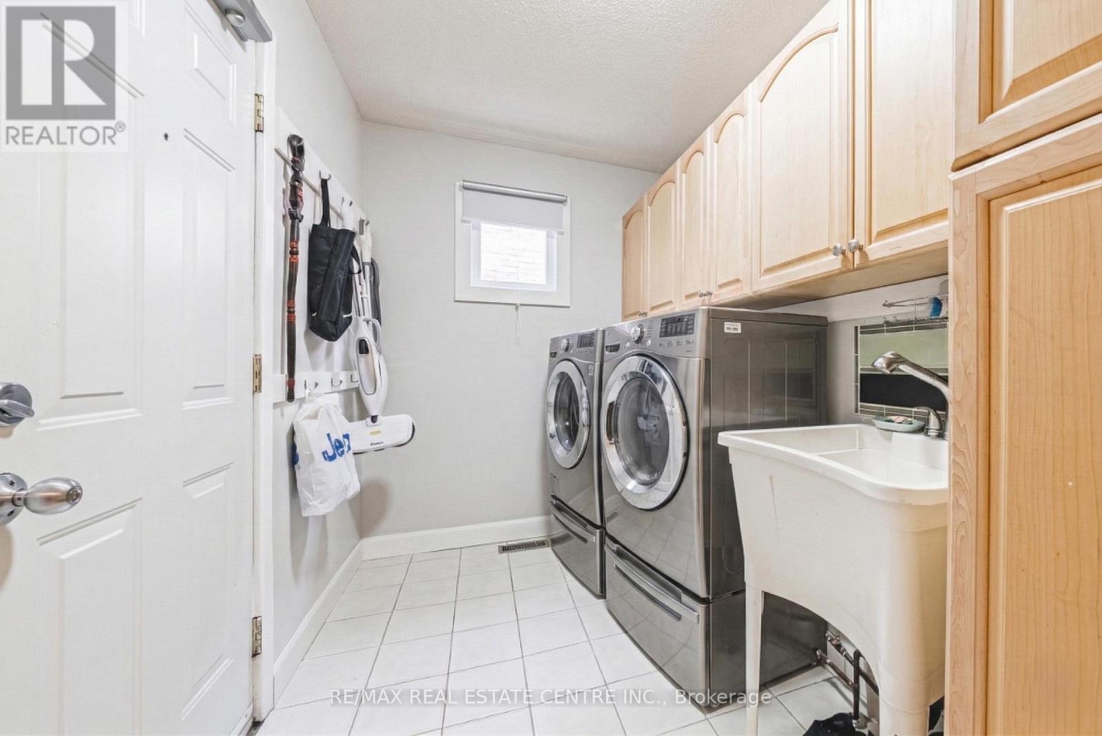 4322 Waterford Crescent, Mississauga (Hurontario), Ontario  L5R 2B3 - Photo 4 - W12858522