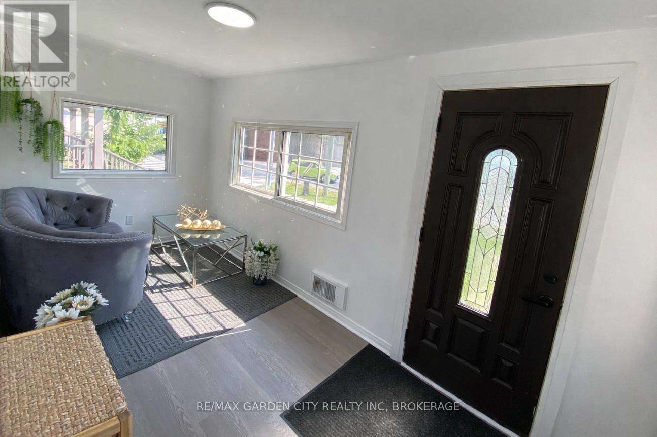 243 Geneva Street, St. Catharines, Ontario L2R 4R2 - Photo 2 - X12859458