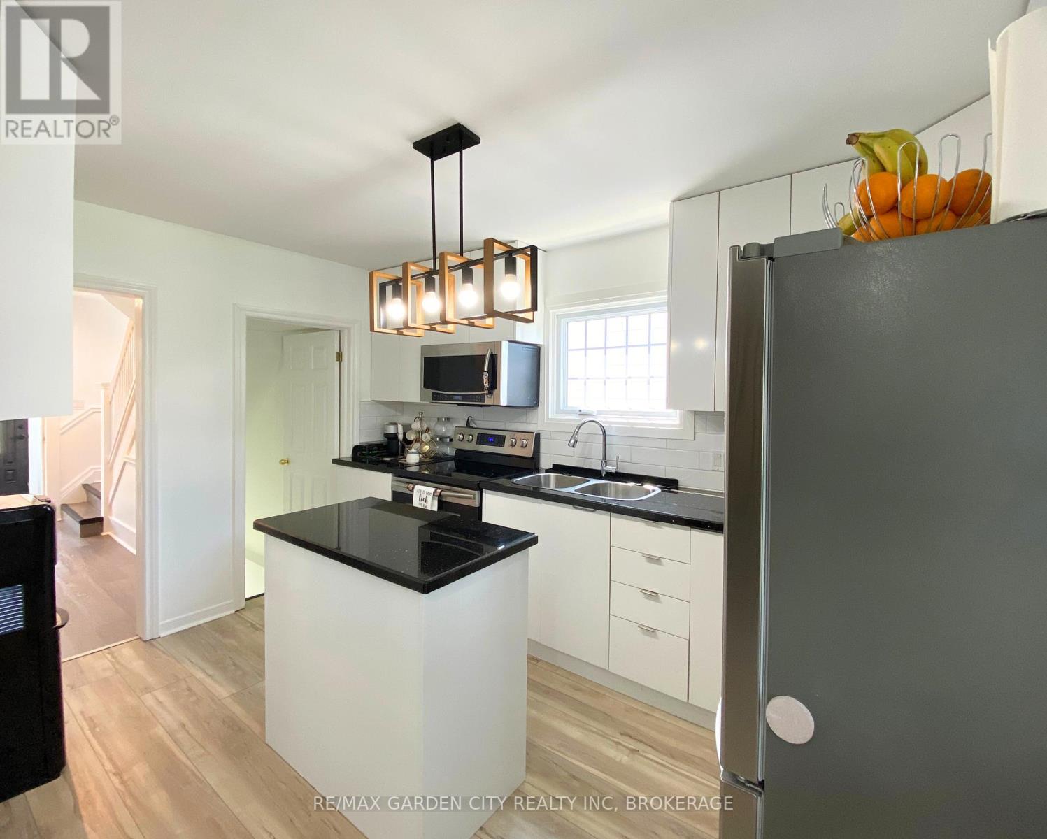 243 Geneva Street, St. Catharines, Ontario L2R 4R2 - Photo 6 - X12859458