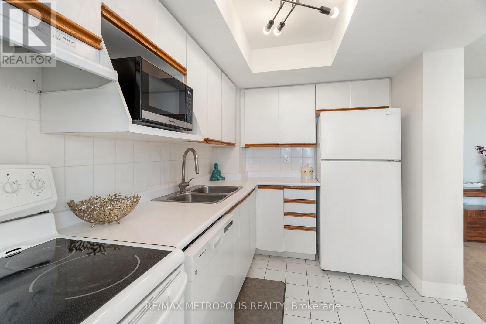 1707 - 3233 Eglinton Avenue E, Toronto (Scarborough Village), Ontario  M1J 3N6 - Photo 8 - E12859472