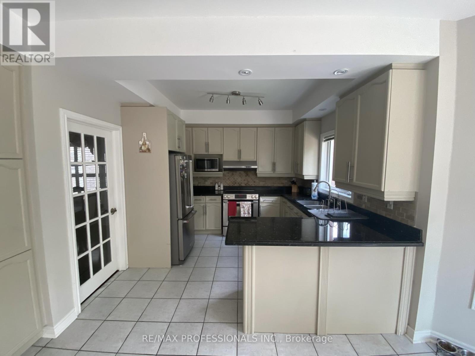 7153 Waldorf Way, Mississauga, Ontario  L5N 7R3 - Photo 11 - W12859462