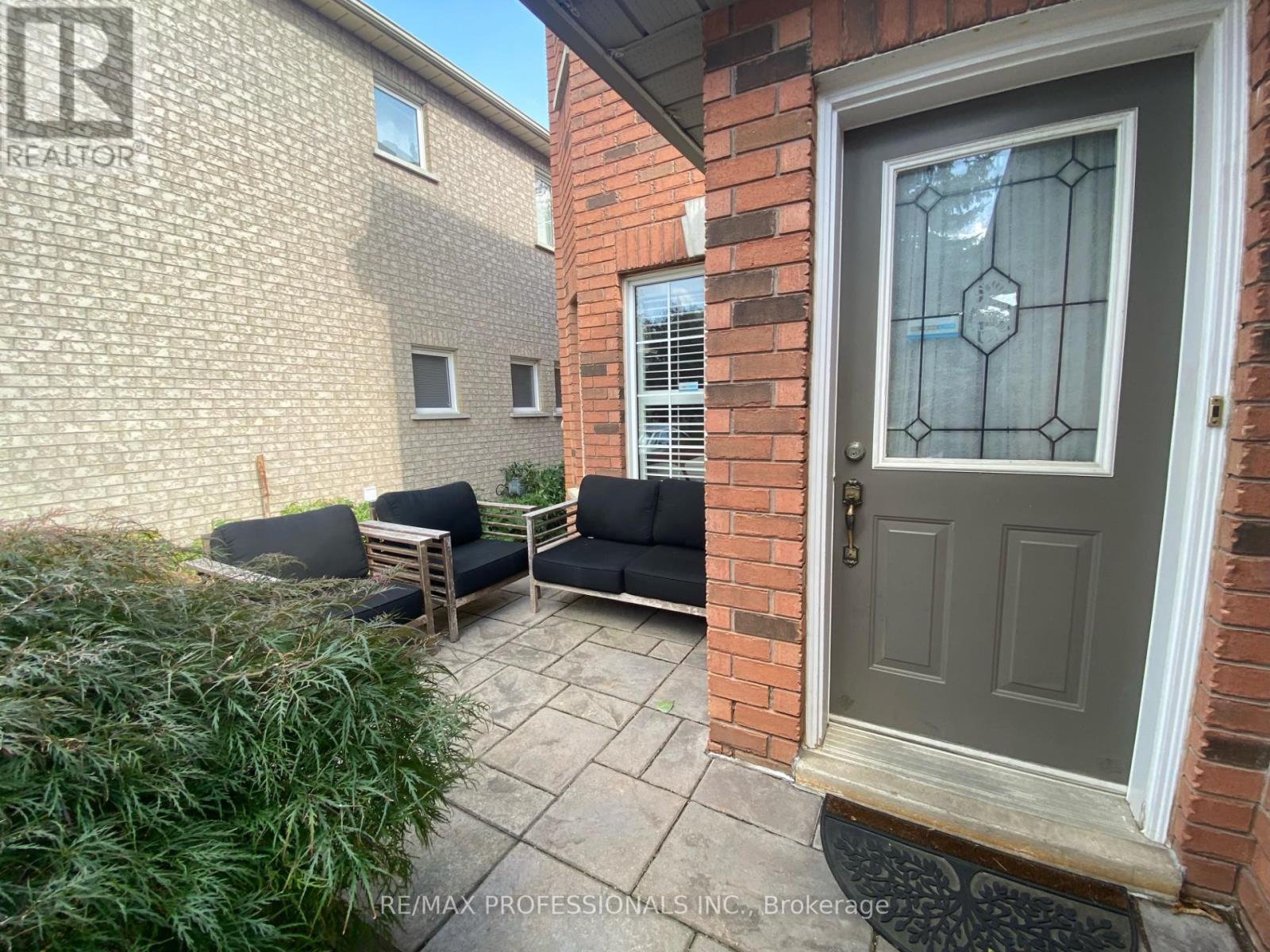 7153 Waldorf Way, Mississauga, Ontario  L5N 7R3 - Photo 3 - W12859462