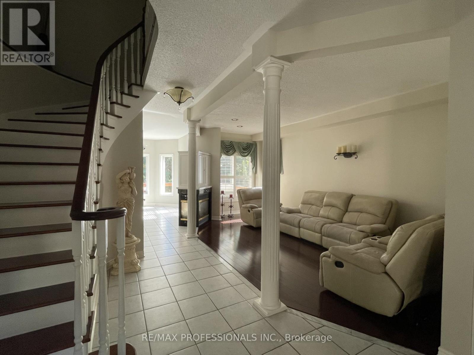 7153 Waldorf Way, Mississauga, Ontario  L5N 7R3 - Photo 5 - W12859462