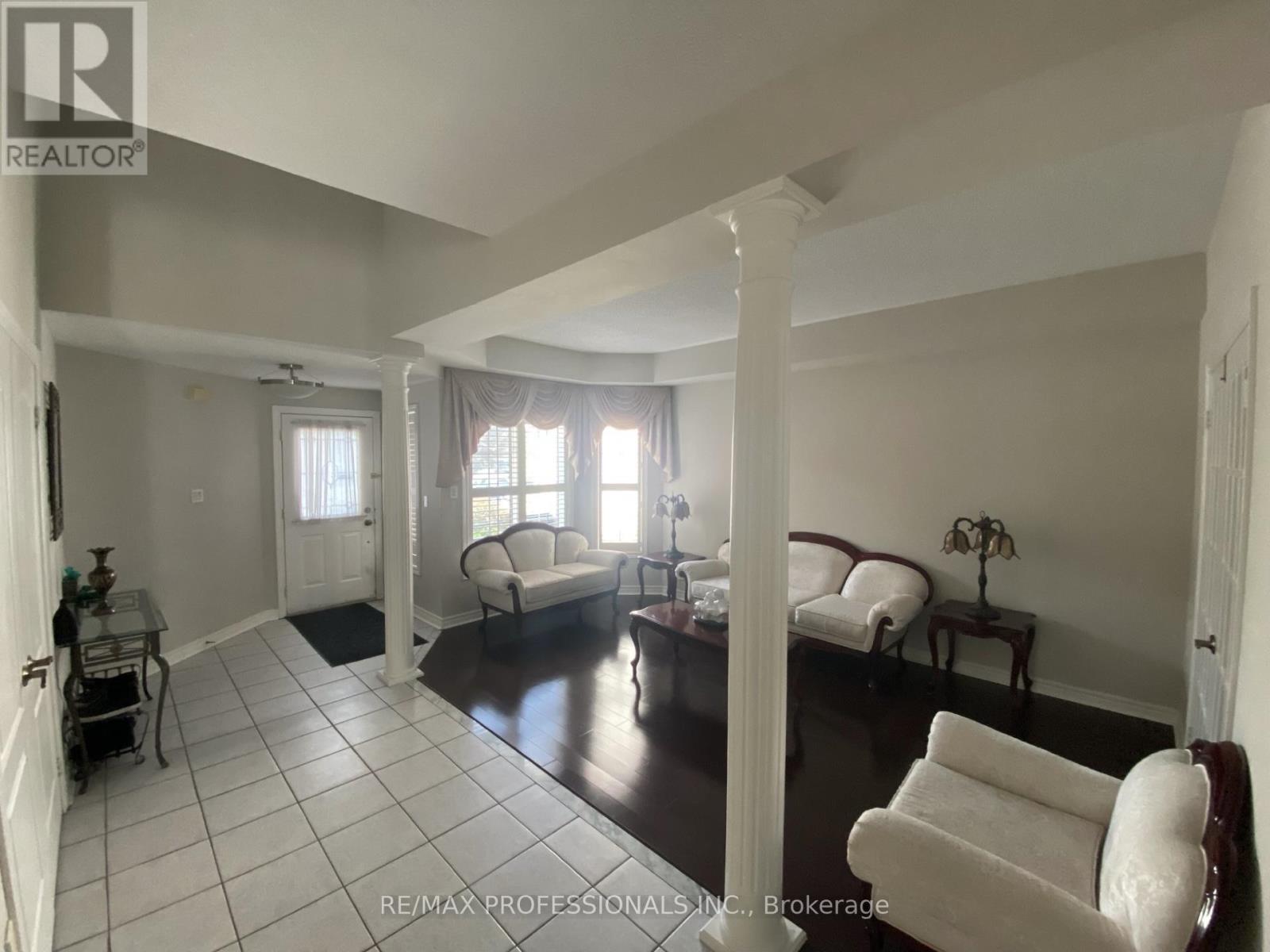 7153 Waldorf Way, Mississauga, Ontario  L5N 7R3 - Photo 6 - W12859462