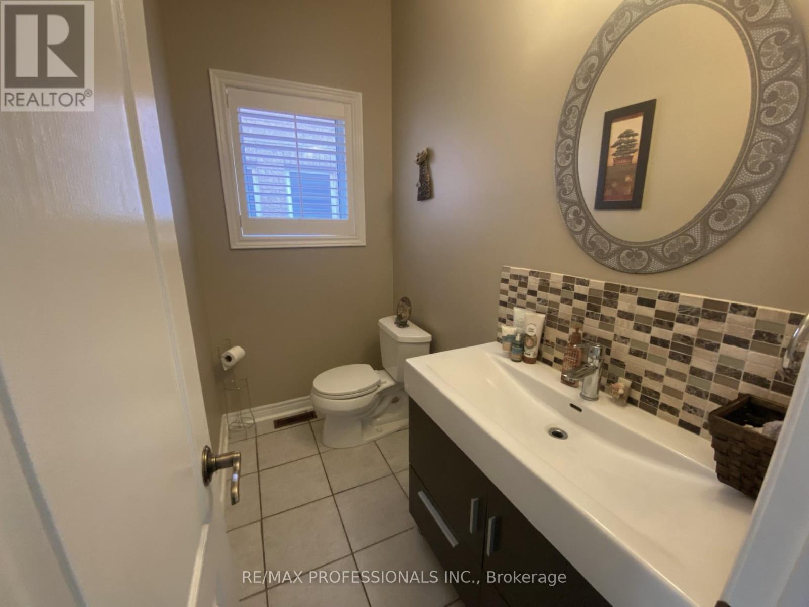 7153 Waldorf Way, Mississauga, Ontario  L5N 7R3 - Photo 7 - W12859462