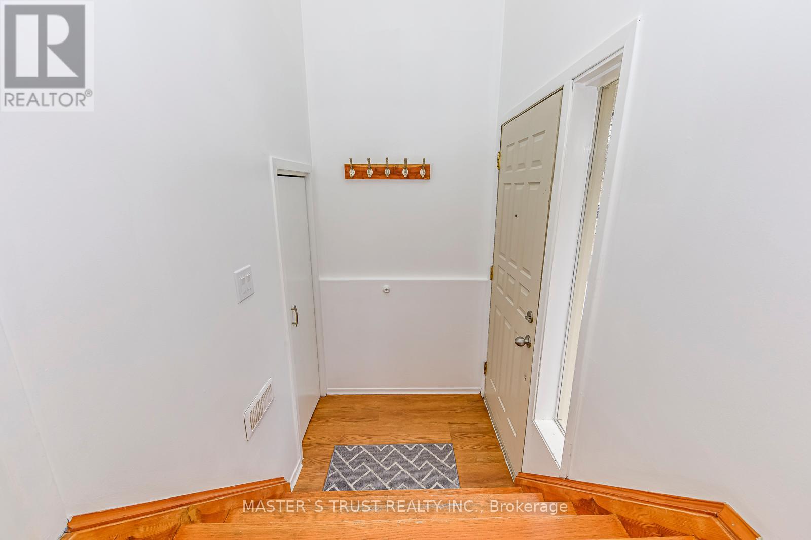 6411 Chaumont Crescent, Mississauga (Meadowvale), Ontario  L5N 2M7 - Photo 4 - W12694538