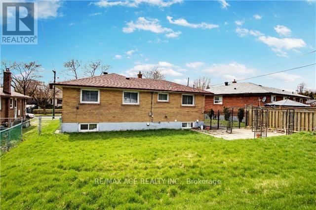 Bsmt - 23 Ada Crescent, Toronto, Ontario  M1P 4A9 - Photo 11 - E12859600