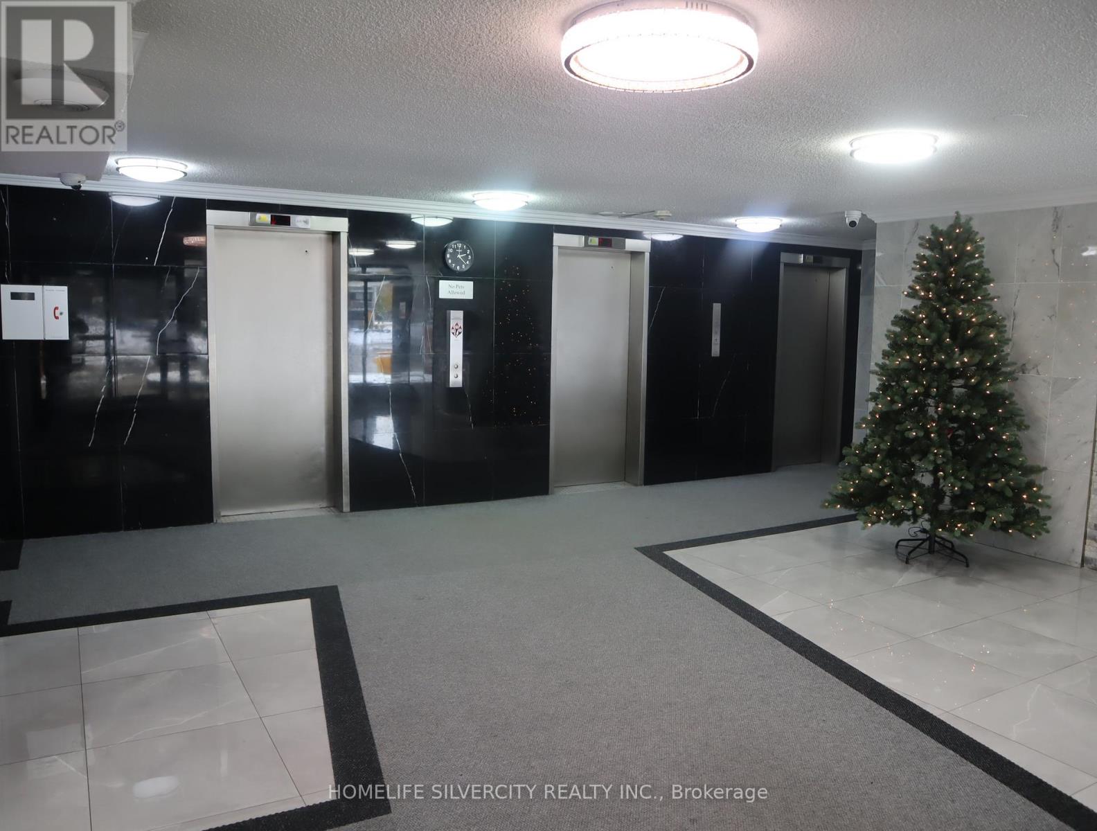 2009 - 4 Kings Cross Road, Brampton, Ontario  L6T 3X8 - Photo 2 - W12859612