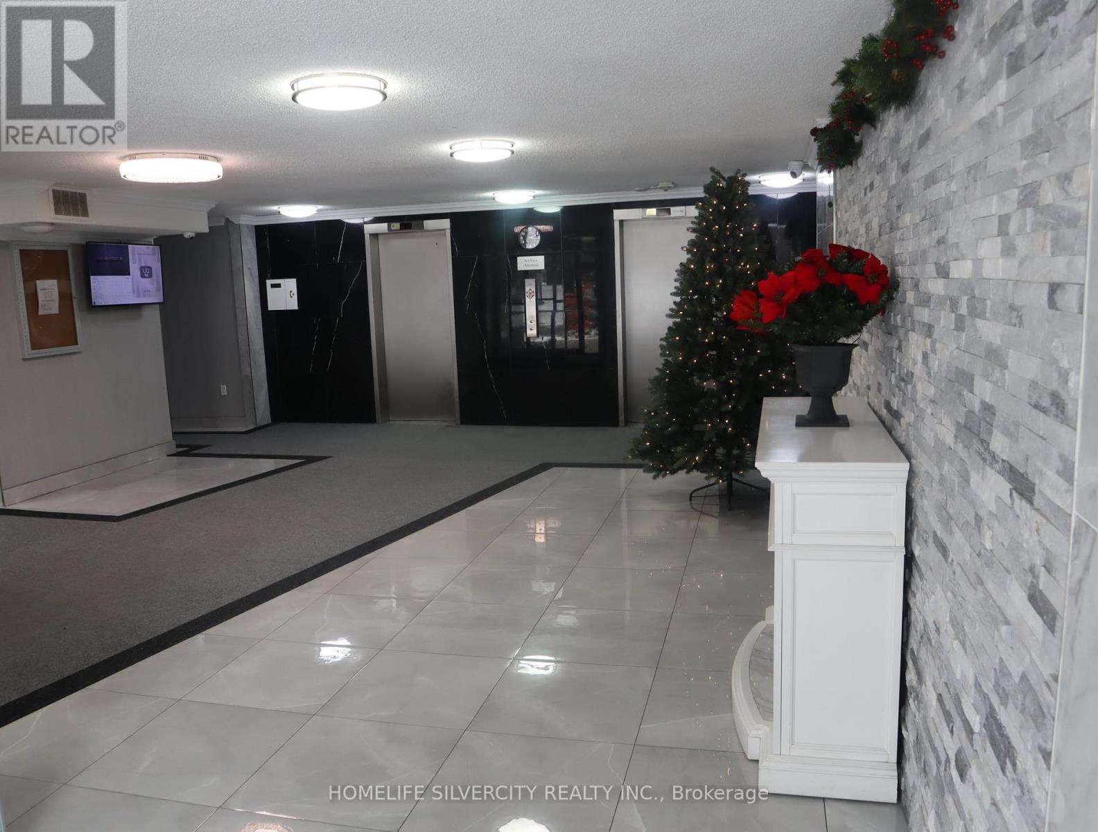 2009 - 4 Kings Cross Road, Brampton, Ontario  L6T 3X8 - Photo 3 - W12859612