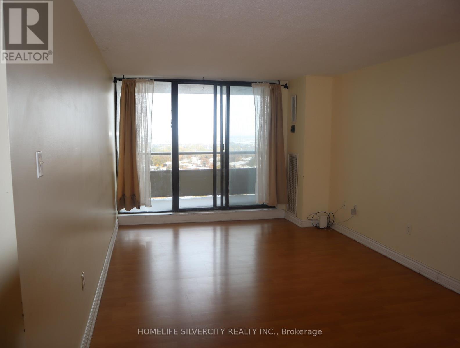 2009 - 4 Kings Cross Road, Brampton, Ontario  L6T 3X8 - Photo 4 - W12859612