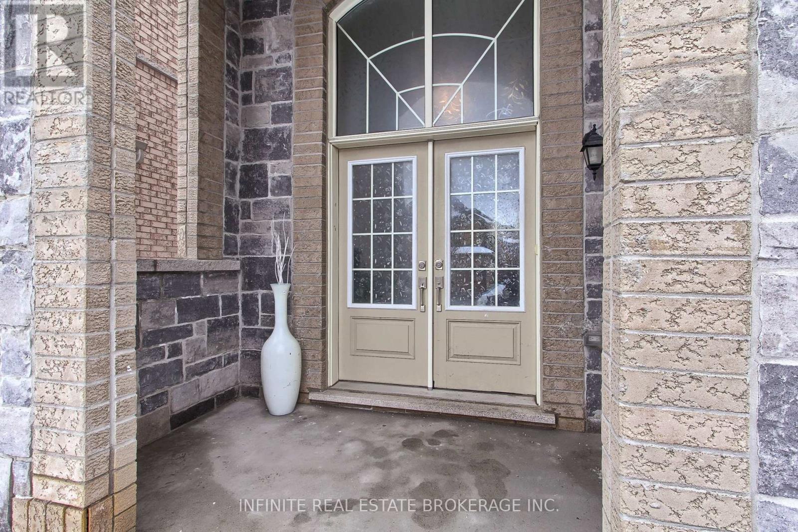 27 Selby Crescent, Bradford West Gwillimbury (Bradford), Ontario  L3Z 0V4 - Photo 2 - N12859668