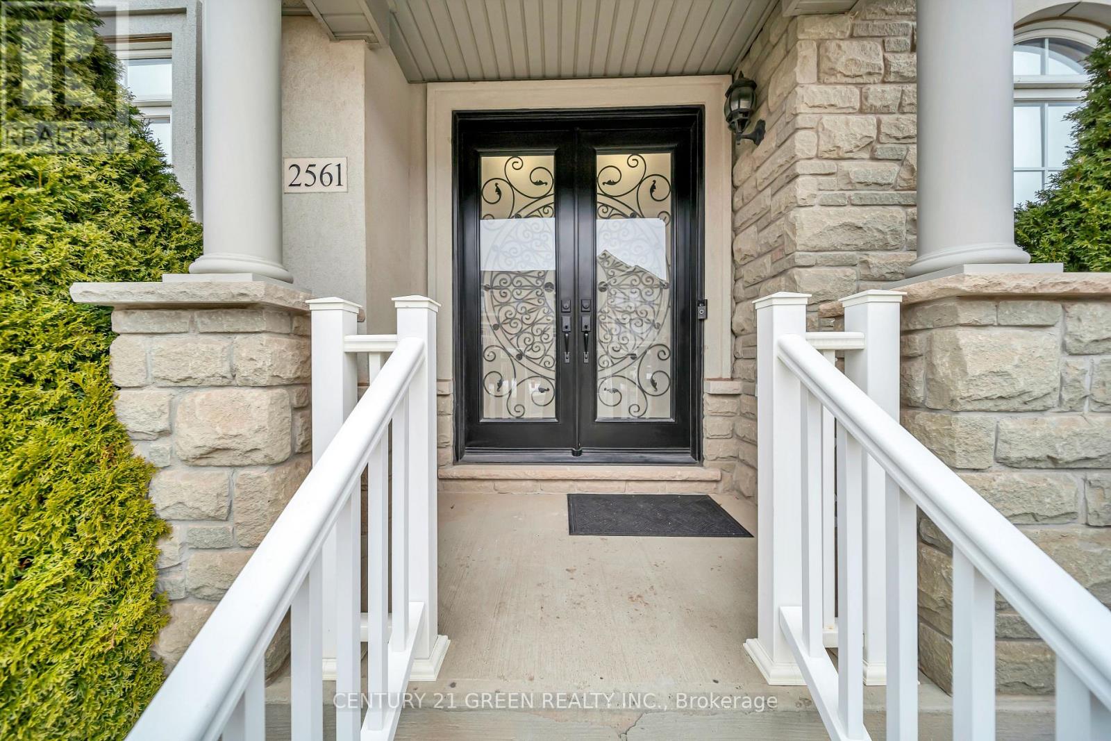 2561 Grand Oak Trail, Oakville, Ontario  L6M 0R4 - Photo 7 - W12859658