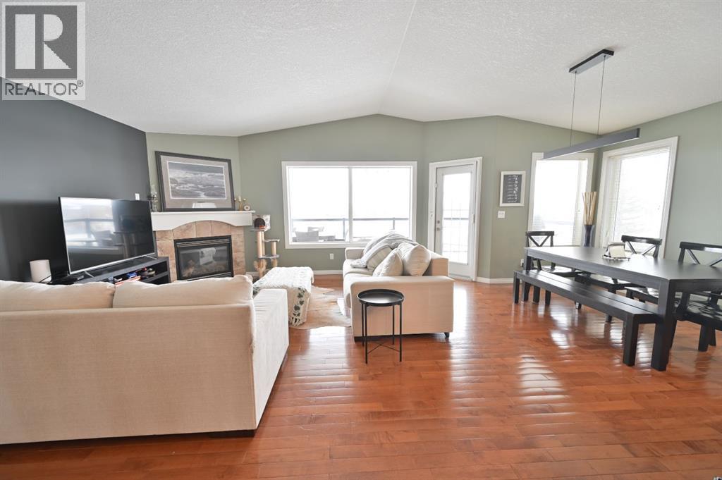 77 Pondside Crescent, Blackfalds, Alberta  T4M 0G3 - Photo 5 - A2290258
