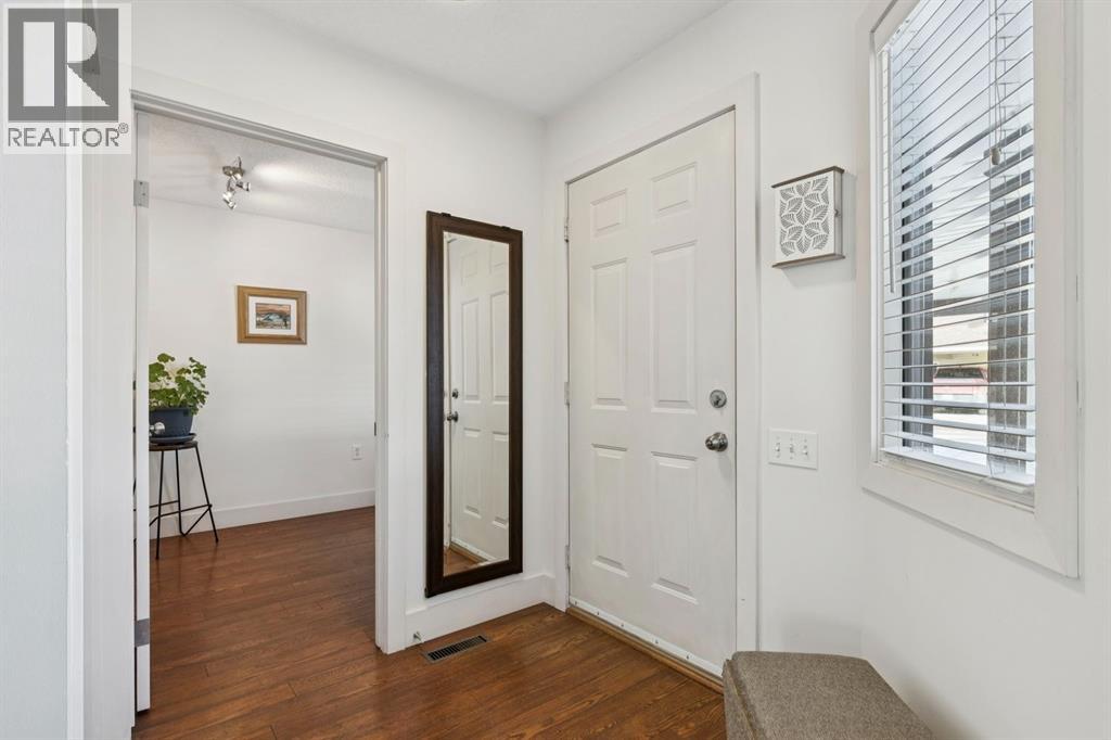 2667 Dovely Court Se, Calgary, Alberta  T2B 3G7 - Photo 2 - A2291207