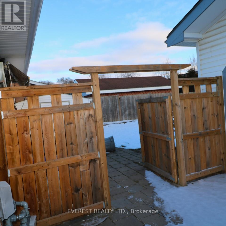 15 Oakville Avenue, London East, Ontario  N5V 2R9 - Photo 8 - X12859704