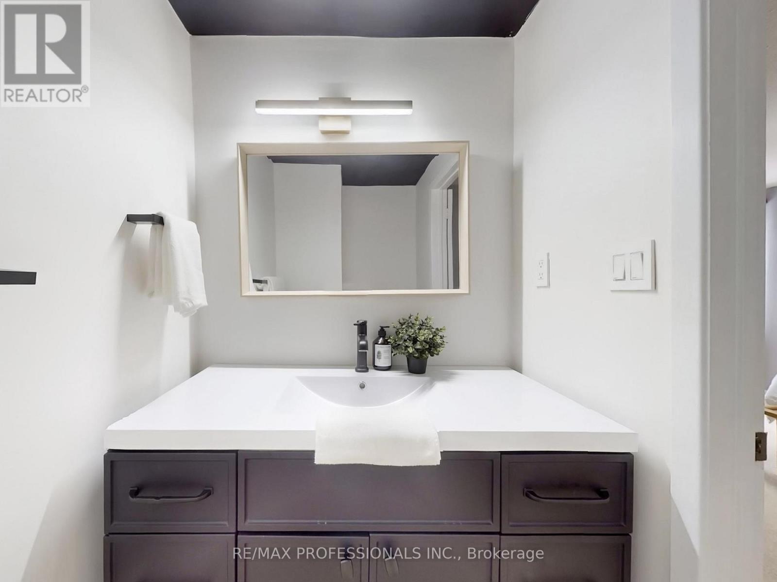 7 - 1755 Rathburn Road E, Mississauga, Ontario  L4W 2M8 - Photo 17 - W12859726