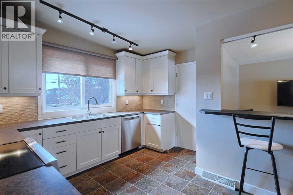 5219 Brisebois Drive Nw, Calgary, Alberta  T2L 2G7 - Photo 3 - A2288012