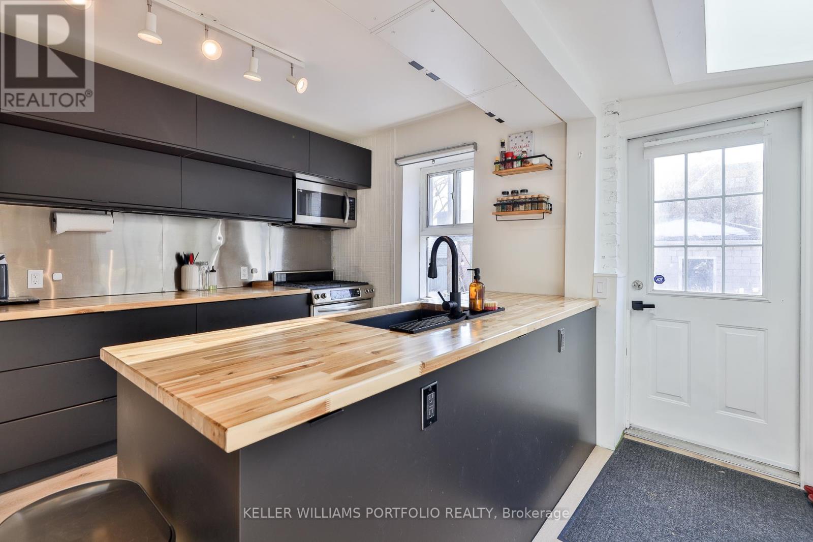 20 Uxbridge Avenue, Toronto (Weston-Pellam Park), Ontario  M6N 2Y2 - Photo 8 - W12859748