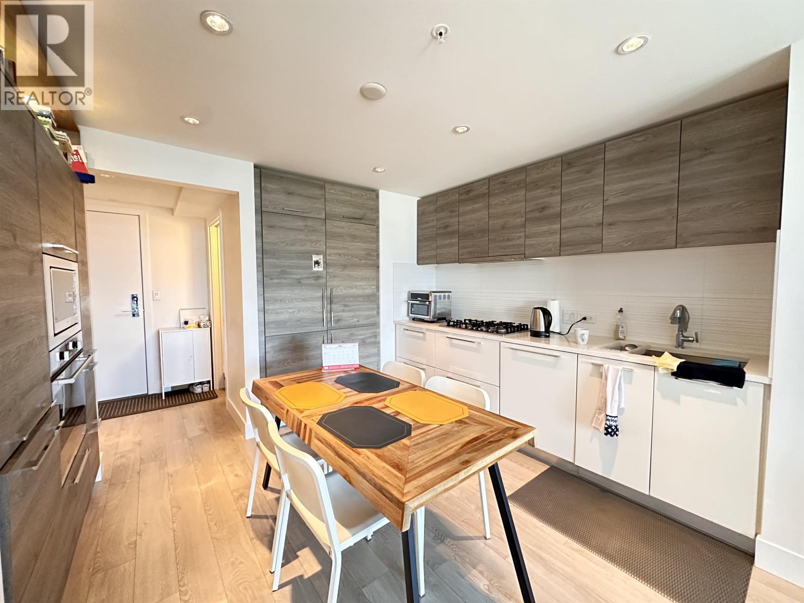 703 7303 NOBLE LANE, Burnaby, British Columbia