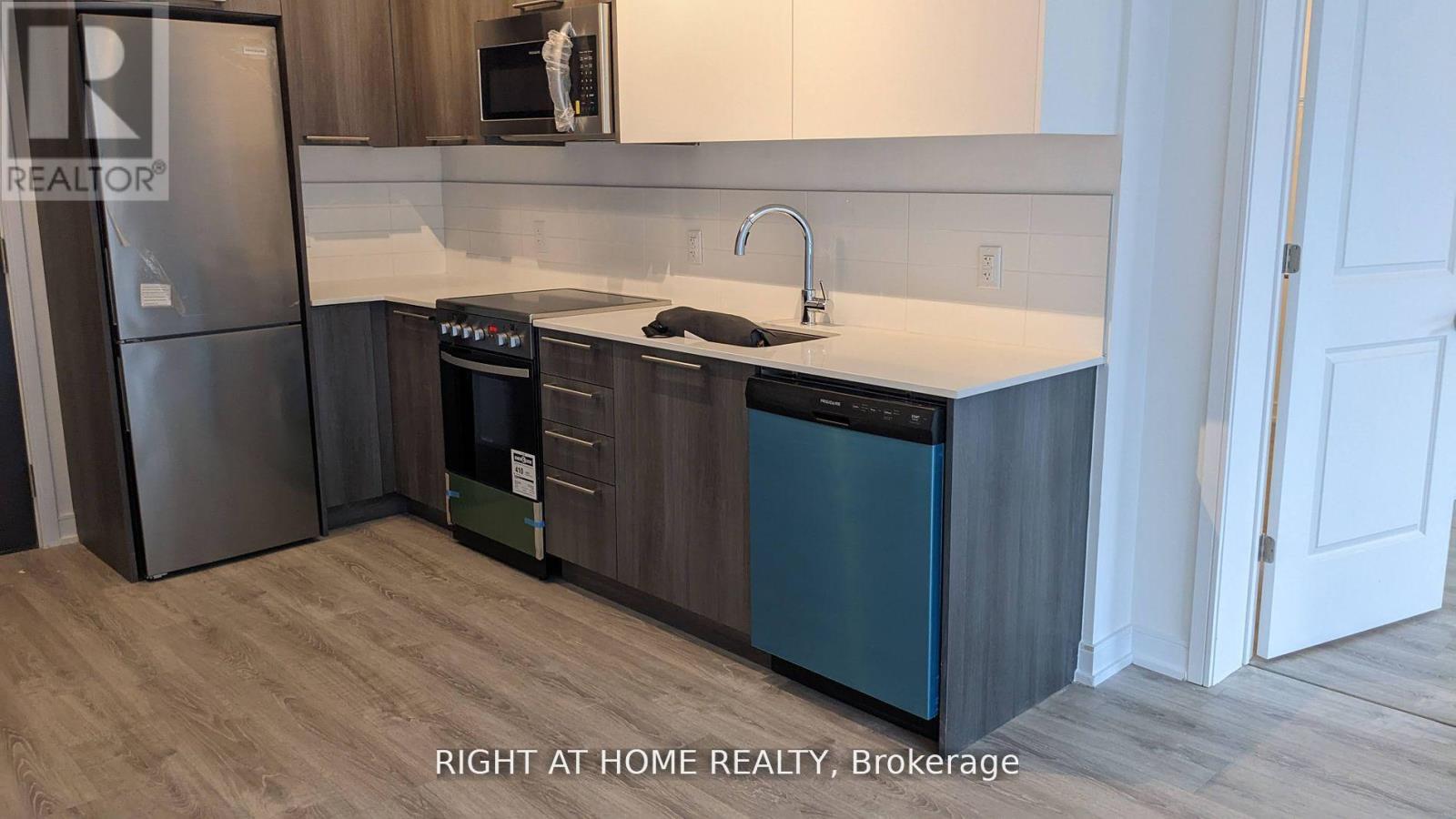 307 - 25 Neighbourhood Lane, Toronto (Stonegate-Queensway), Ontario  M8Y 0C4 - Photo 2 - W12859814