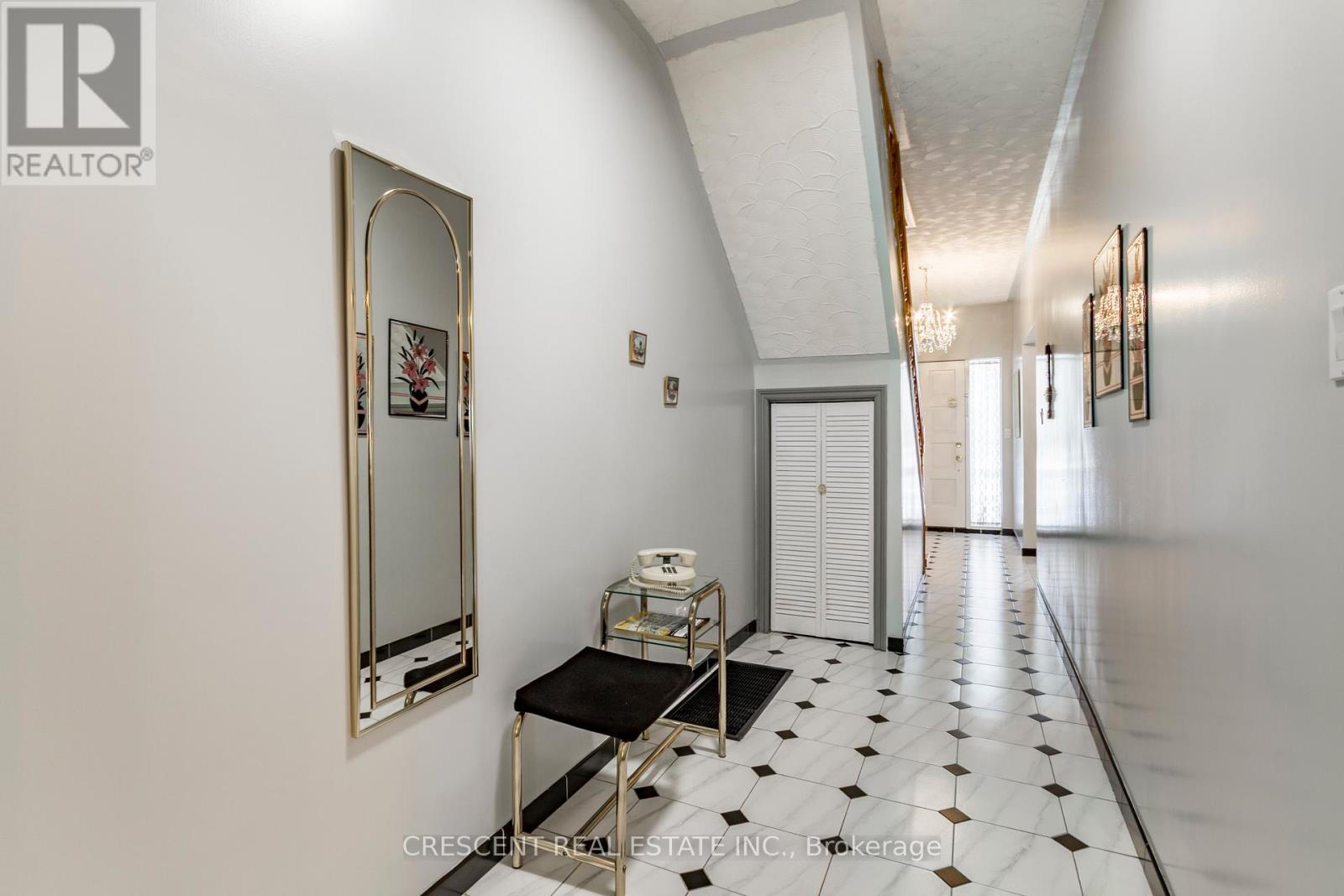 164 Roxton Road, Toronto, Ontario  M6J 2Y5 - Photo 10 - C12859874