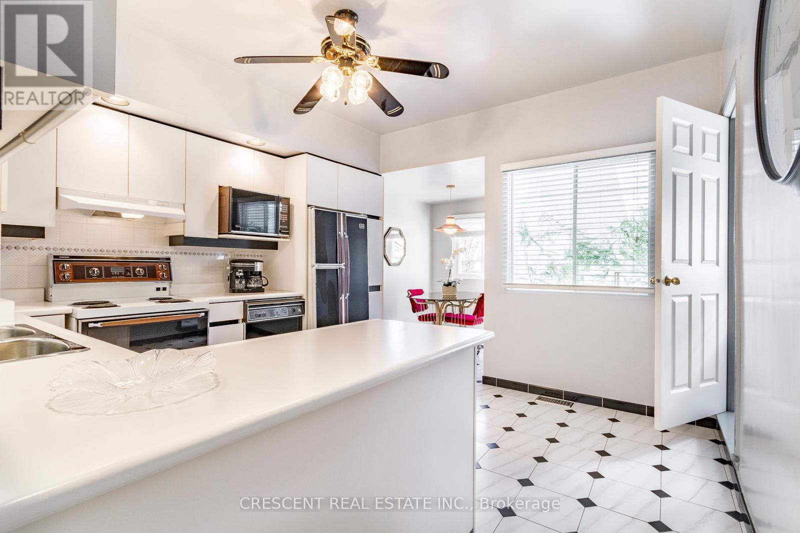 164 Roxton Road, Toronto, Ontario  M6J 2Y5 - Photo 13 - C12859874