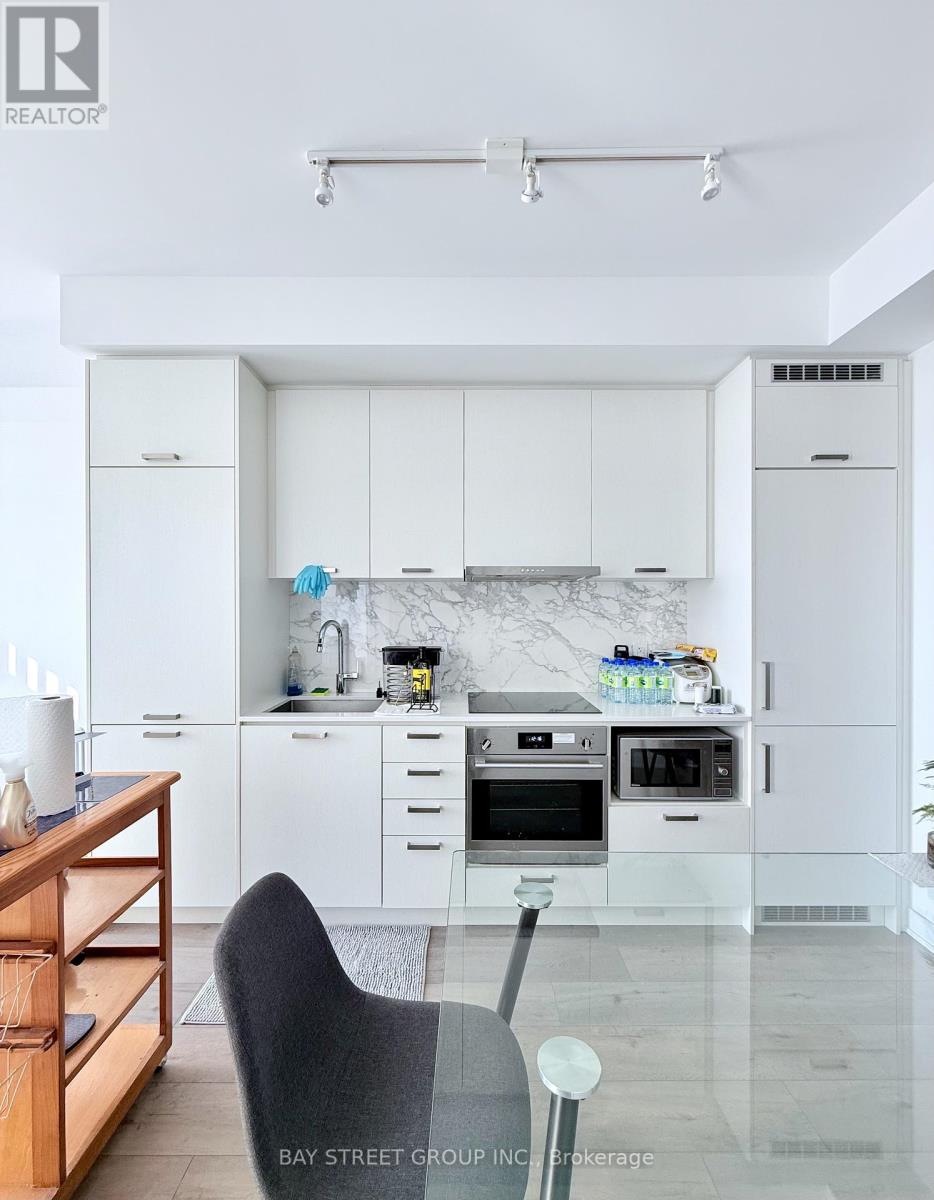 1115 - 10 Honeycrisp Crescent, Vaughan, Ontario  L4K 0M7 - Photo 3 - N12859858