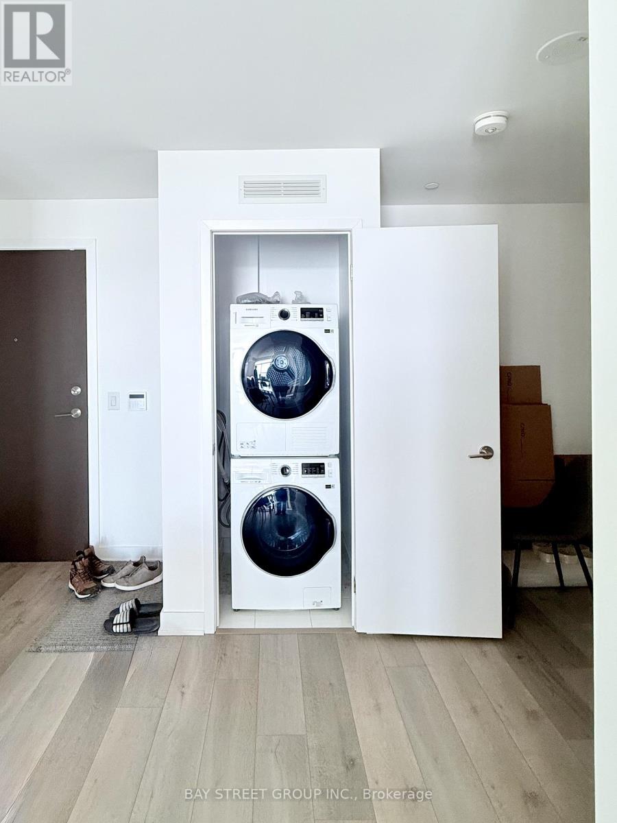 1115 - 10 Honeycrisp Crescent, Vaughan, Ontario  L4K 0M7 - Photo 7 - N12859858