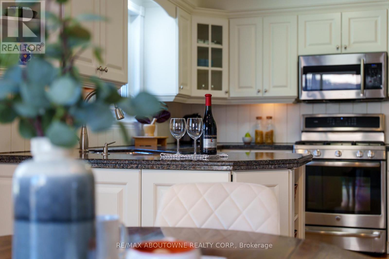 1323 Blackburn Drive, Oakville, Ontario  L6M 2X9 - Photo 15 - W12859908